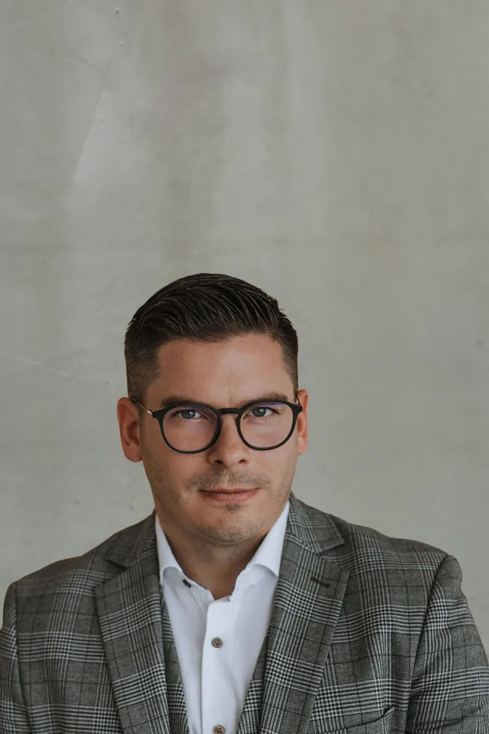Tom Vechy Vecsernyes